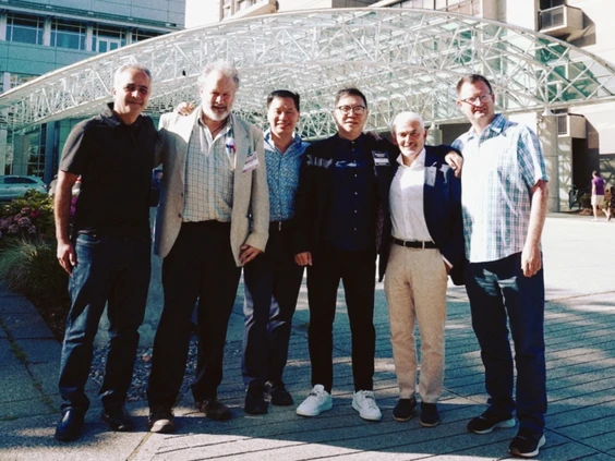 温哥华量子引力协会创始成员，左起Moe Kermani、UBC教授Philip Stamp、Paul Lee、Terry Hui、 Frank Guistra、Markus Frind