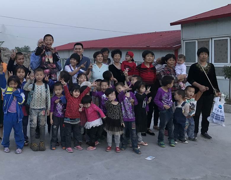  周楠到中国儿童福利机构捐赠和救助患有疾病的儿童