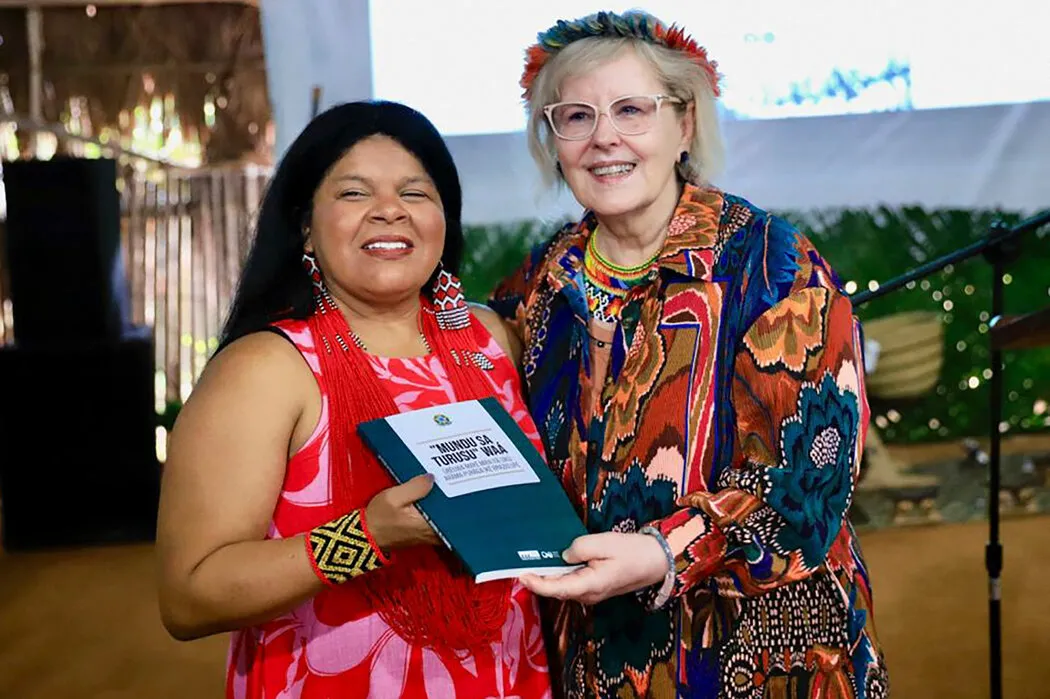 在巴西圣加布里埃尔－达卡绍埃拉，巴西原住民事务部部长索尼娅·瓜亚哈拉（左）和巴西最高法院院长罗莎·韦伯拿着巴西宪法的首部原住民语言译本。