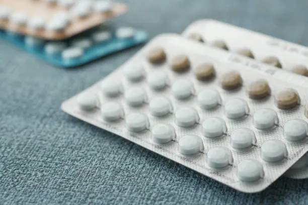 《柳叶刀》医学期刊2020年的一篇文章中指出，服用避孕药而引发血栓的风险极低，为每年每一万名女性中有五人，即概率为0.05％。