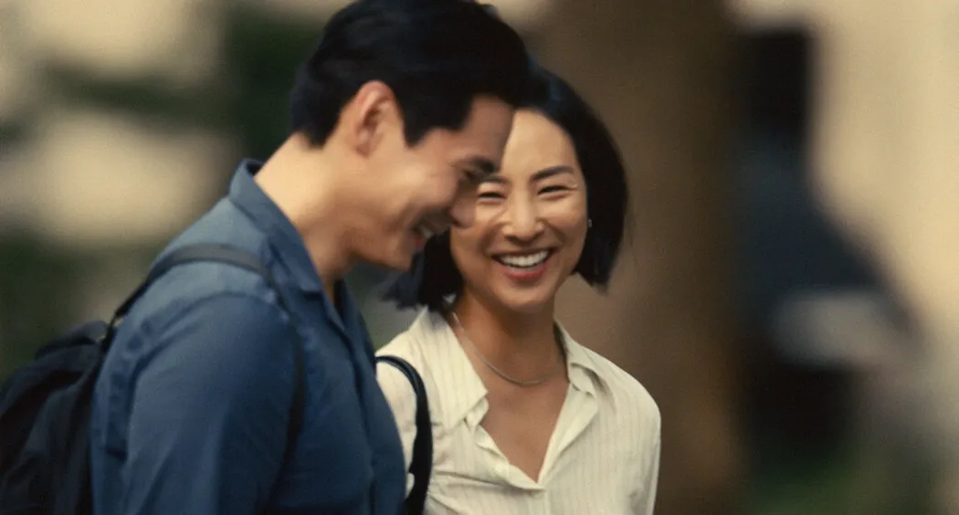 刘台午（左）和格蕾塔·李饰演的一对青梅竹马的恋人在《过往人生》中重新建立情感的联络。