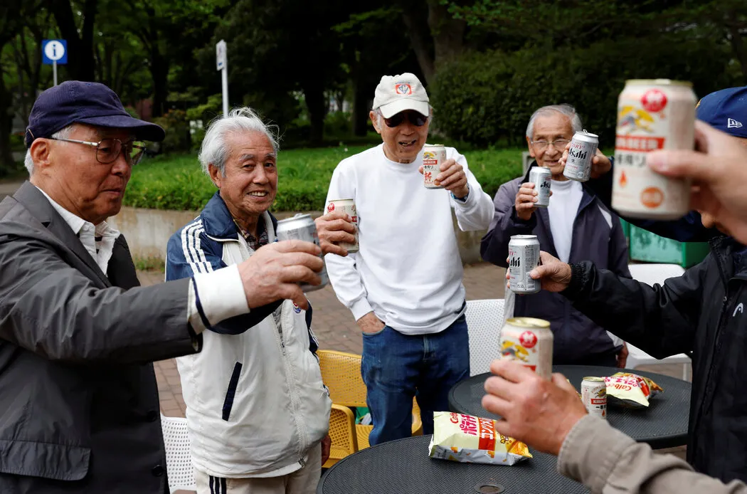 4月，在东京举行的SFL（终身足球）80联赛的首场比赛结束后，红星队的中场球员、83岁的野村睦彦（音）和队友们干杯。该足球联赛面向80岁及以上的长者，这一人群目前占日本人口的10%以上。