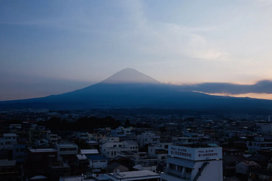 今年，研究人员在日本富士山上空的云层中证实了微塑料颗粒的存在。