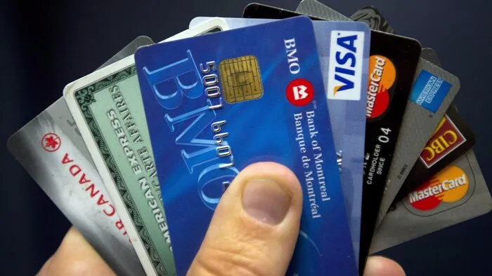 一个人手持多张银行卡。