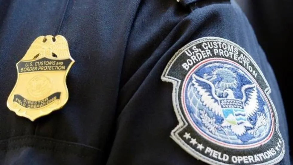 加州洛杉矶国际机场美国海关和边境保护局人员佩戴的臂章和徽章。