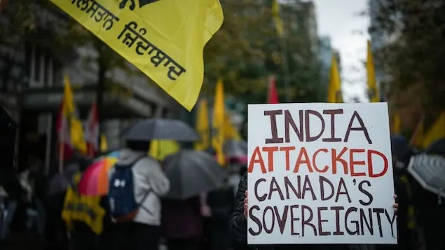 有人高举“印度攻击加拿大主权”的标语。