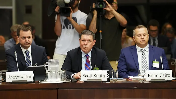 左至右：律师温顿（Andrew Winton）与加拿大冰球协会主席史密斯（Scott Smith）和首席财务官开罗（Brian Cairo）。