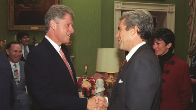 1993年，比尔·克林顿会见杰弗里·爱泼斯坦资料照片。