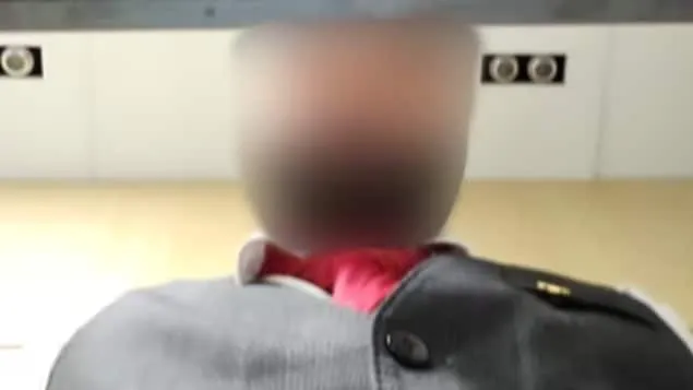 这名加航员工在多伦多皮尔逊国际机场试图解锁一部遗在机场的手机时，被一款安全应用程序拍下。