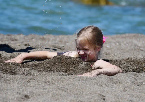 沙滩上玩沙十分有趣，想不到也隐藏危险。