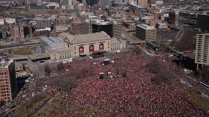 数万人参加游行。