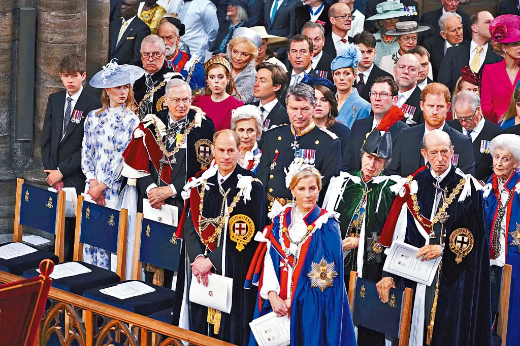 哈里王子去年出席父亲查理斯的加冕礼时，被安排在第三排（右）。