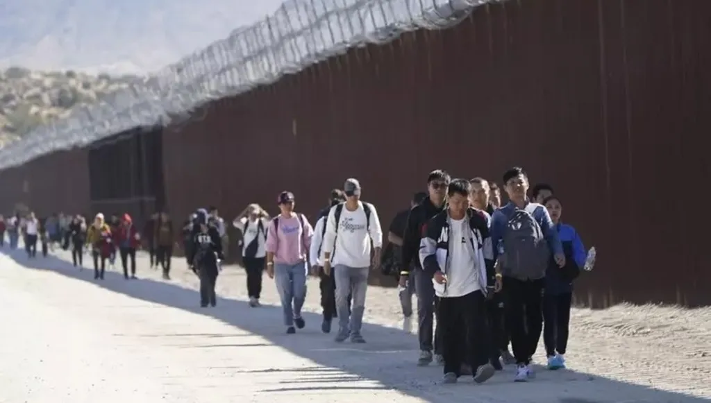 美国截获大批从墨西哥边境偷渡入境的“中国人”。