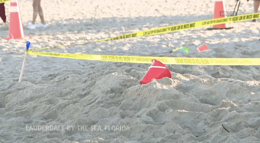 沙滩上仍留下遇难女孩出事时用来挖沙的小胶桶。美联社