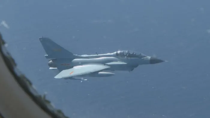 一架中国战机在另一架机旁。