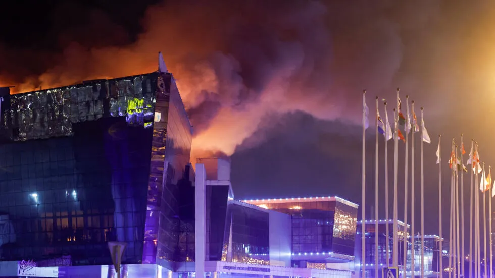 a fumée s'élève au-dessus de la salle de concert en feu de l'hôtel de ville de Crocus à la suite d'un incident de fusillade signalé, à l'extérieur de Moscou, en Russie, le 22 mars 2024.
