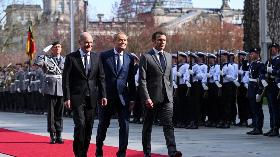 德国总理奥拉夫-朔尔茨、法国总统埃马纽埃尔-马克龙和波兰总理唐纳德-图斯克在魏玛三角举行的三方会议开始前的仪式上。