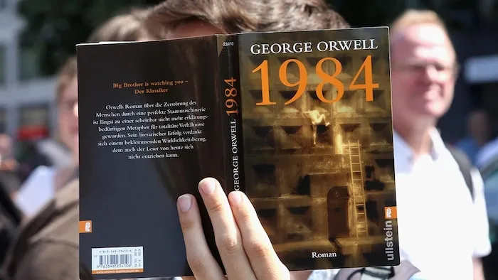 奥威尔（George Orwell）的小说《一九八四》。