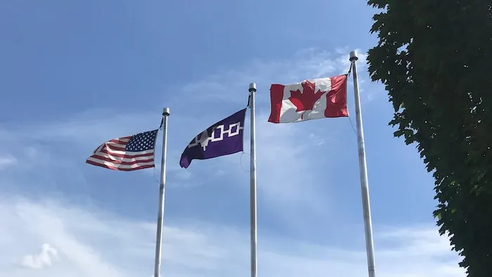 三幅旗帜。