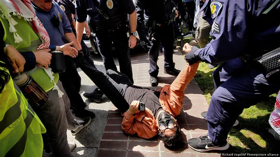南加州大学的一名示威者被警方拘捕