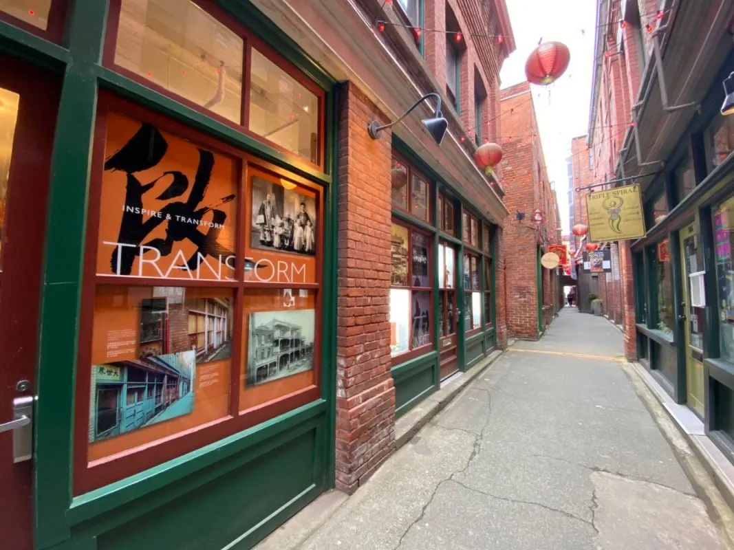 加拿大华裔博物馆在维多利亚唐人街番摊巷（Fan Tan Alley)展出。