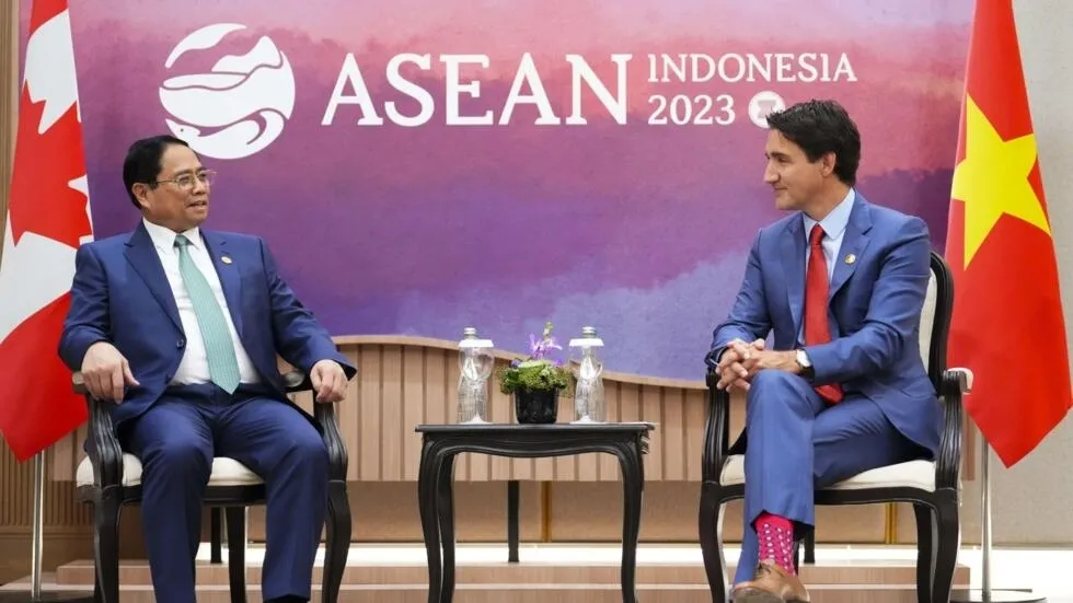 资料图片：2023年9月6日，加拿大总理特鲁多在雅加达参加东盟十国会议期间，与越南总理举行双边会谈。