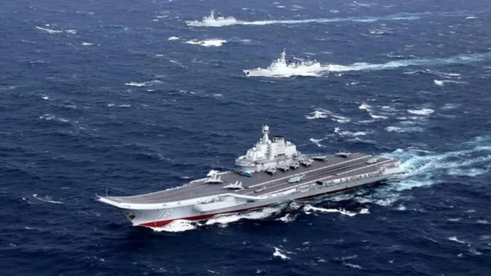 中国辽宁号航母及其随行舰队在南海海域进行演习    摄于 2016 年 12 月 