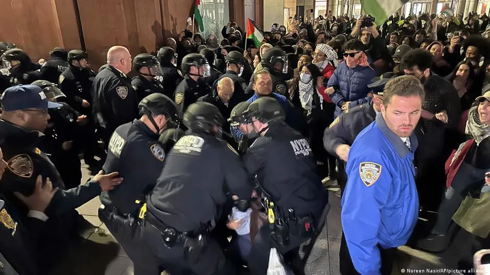 警方在纽约大学拘捕了百余名示威者
