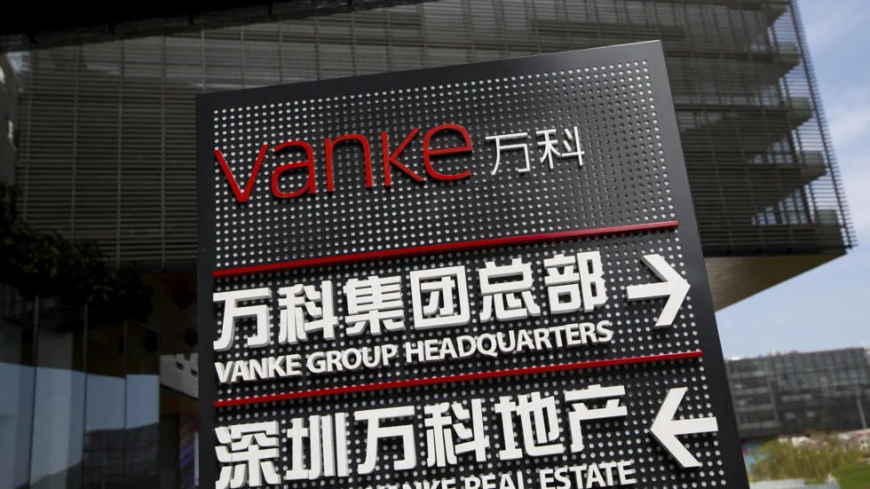 中国第二大住宅建筑商万科（Vanke）缺少周转资金，5月8日宣布以底价拍卖深圳一块大型地产，显示中国房产行业依然走低