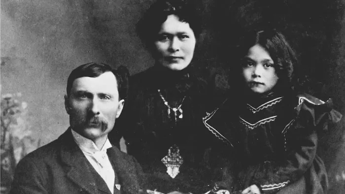 歌罗（Shaaw Tláa）與丈夫卡马克（George Carmack）及女兒（Graphie Grace Carmack）1898年的照片。