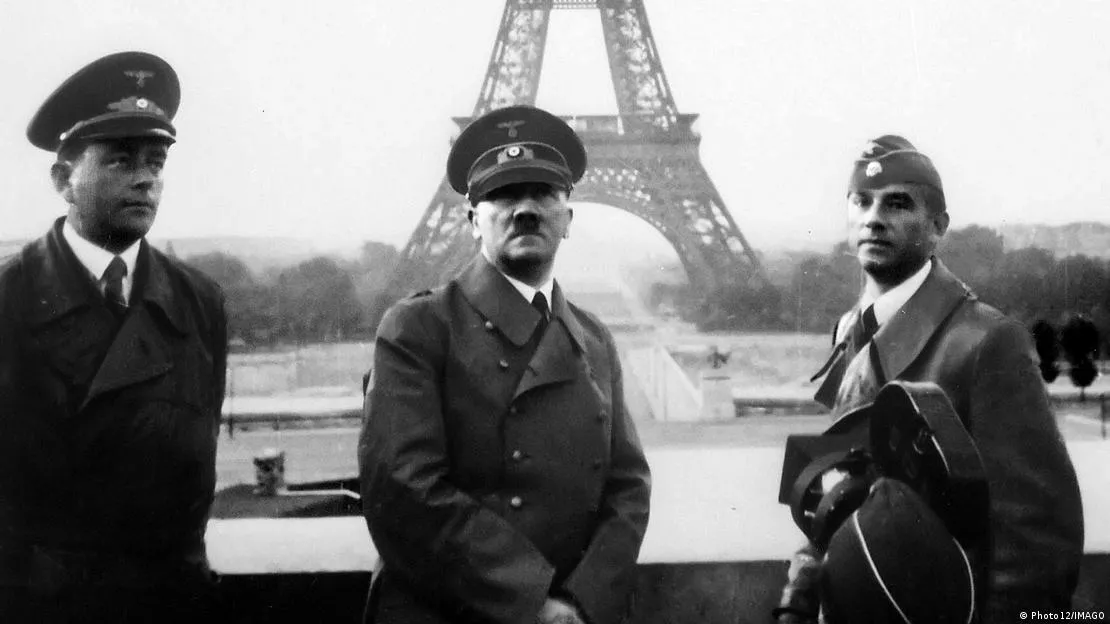 Hitler in Paris vor Eiffelturm